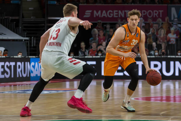 凭借其敏锐 凭借其敏锐